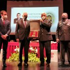 Entrega de uno de los obsequios al homenajeado.