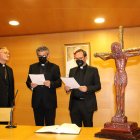 Juramento y toma de posesión del vicario general y el vicario episcopal de pastoral ante el obispo coadjutor.