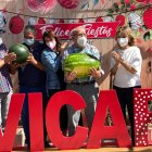 La \'Sandía Vicaria\' de 23 kilos, sostenida por el alcalde.