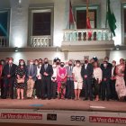 Foto de familia de premiados y autoridades.