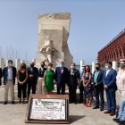 La comitiva posando junto al Monumento a las Víctimas de Mauthausen y el Cable Inglés