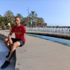 Jairo Ruiz en la Rambla con el Puerto y el Cable Inglés de fondo.