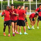 Buen rollo entre Sergio Akieme y Samú Costa antes del entrenamiento.