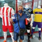 Antonio Navarro Cerdán orgulloso con el abono de fondo sur.