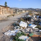 Suciedad en los solares que se están limpiando en Los Almendros