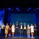 Foto de familia de los premiados, junto con los encargados de entregar el premio autoridades y representantes de LA VOZ.