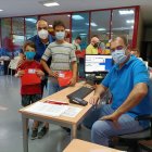 Miguel León atendiendo a los aficionados que se acercan al club.