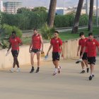 Appiah saliendo al campo Anexo con los descartes.