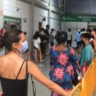 Personas sin cita previa esperan a ser registradas para vacunarse. Foto de Víctor N.