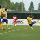 Momento del lanzamiento de Arnau, que fue el 1-0.