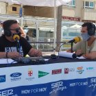 El nadador paralímpico Carlos Tejada junto a Alfredo Casas en el set de La SER