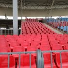 Primeros asientos pintados de rojo.