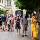 Largas colas para recoger el abanico de la Feria 2021.
