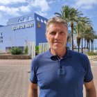 El Maestro Ángel Férez posa para LA VOZ delante del Club de Mar.