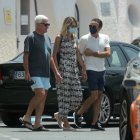 La pareja, junto al padre de ella.