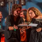 Estrella Morente soplando las velas.