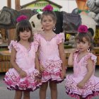 Mar, Dory y Marina vestidas de flamencas en el primer día de \'No feria\'