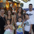 Las familias Lázaro, Aguilera, Iribarne y Alenda subieron juntas al Recinto Ferial para pasar una noche de domingo entre ‘cacharricos’ y vinos