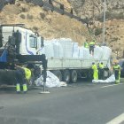 Retenciones en la A-7 por el vuelco de un camión.