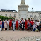 Foto de familia del acto de ofrenda floral realizado por la plataforma después de culminarse el oficial