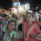 Dos almerienses ‘muy flamencas’ subieron al Ferial con sus familias para disfrutar de una noche de ‘cacharricos’ y mucha diversión