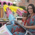 Alicia Soriano y Alba Domene subidas al ‘mono loco’, una de las atracciones más populares de la feria
