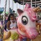 Caterina, de 6 años, aprovechó el viernes para ir a la feria y montarse en sus atracciones favoritas