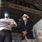 Alfredo Garrido junto a Fernando Giménez visitando la sala del artesonado