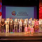 Foto de familia de premiados, organizadores y entregadores de premios tras la gala.