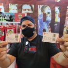 Jose Montoya muestra dos abonos desde la tienda del Almería.