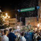 Cientos de devotos y fieles no quisieron perderse la salida en procesión de la Virgen tras dos años.