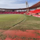 Así ha amanecido la hierba del Estadio de los Juegos Mediterráneos.