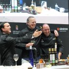 El presidente, el presentador y el chef José Berenguer, en el \'showcooking\'.