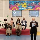 Los homenajeados reciben unas palabras de agradecimiento y reconocimiento.