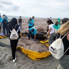 150 personas se han juntado en la playa del Faro del Sabinal, en Punta Entinas.