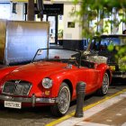Algunos de los coches, a su llegada el jueves a Almería, donde fueron recibidos en el Hotel Torreluz.