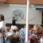 Paula Mandarina interpretando un cuento.