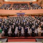 Foto de familia de los agentes condecorados acompañados por representantes públicos.