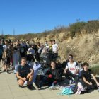 Jóvenes en la recogida de residuos en el Centro Comercial Torrecárdenas.