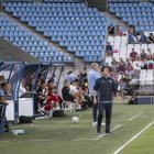 Rubi, como entrenador del Huesca, en Almería.