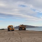 Maquinaria y operarios realizando los arreglos en la costa veratense tras las lluvias