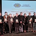 Los premiados junto a la presidente de la Asociación.