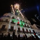 Fuegos artificiales en el cielo y mapeado sobre la Casa de las Mariposas.