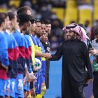 Turki Al-Sheikh saludando a los jugadores de Barça y Boca Juniors.