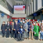 Foto de familia de los funcionarios jubilados y los portavoces municipales