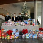 Funcionarios del CNP de El Ejido junto a la concejal Delia Mira.