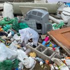 Multitud de objetos y desperdicios se amontonan junto a la vía.