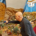 Los hermanos Juan y Miguel Ángel Reche García, hijos de Miguel \"El Bestuga\", dan un retoque a su peculiar Belén.