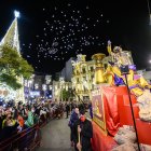 Baltasar, lanzando caramelos a los almerienses en la Puerta de Purchena.