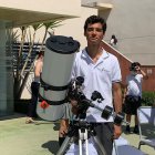 Armando Bolívar junto a su telescopio